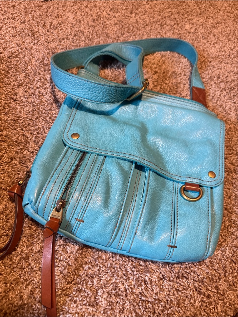 Gorgeous Fossil turquoise leather crossbody bag - EUC!